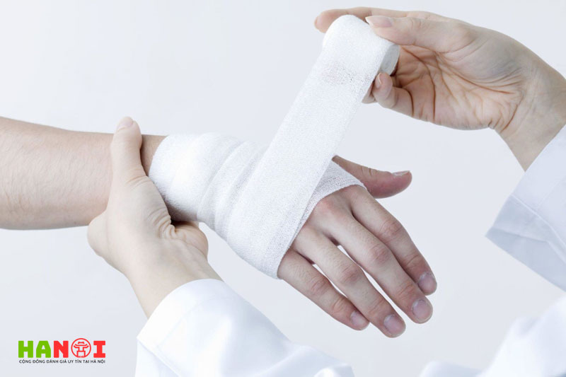 Tai-sao-can-thay-bang-va-cat-chi-vet-thuong-dung-cach-1-hanoitoplist