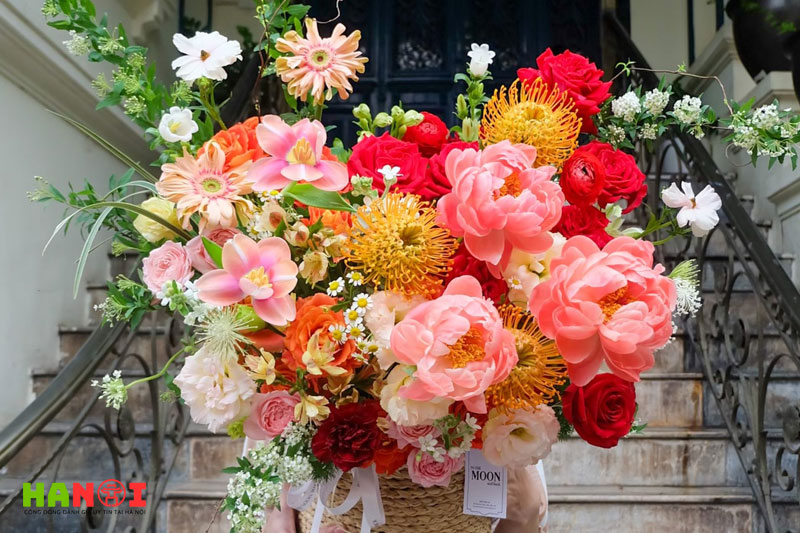 To-the-moon-and-back-hanoitoplist