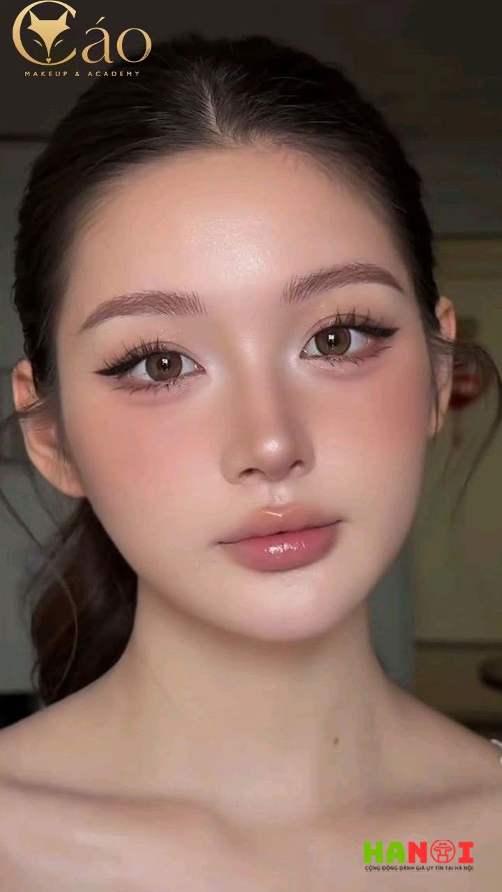 Cao-makeup-khi-trang-diem-ca-nhan-tro-thanh-ky-nang-lam-dep-thiet-thuc-4