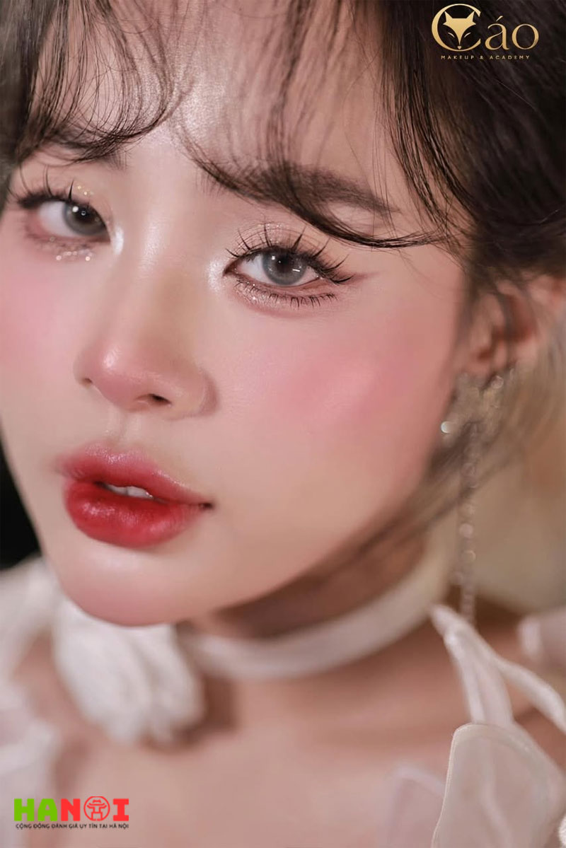 Cao-makeup-khi-trang-diem-ca-nhan-tro-thanh-ky-nang-lam-dep-thiet-thuc-5